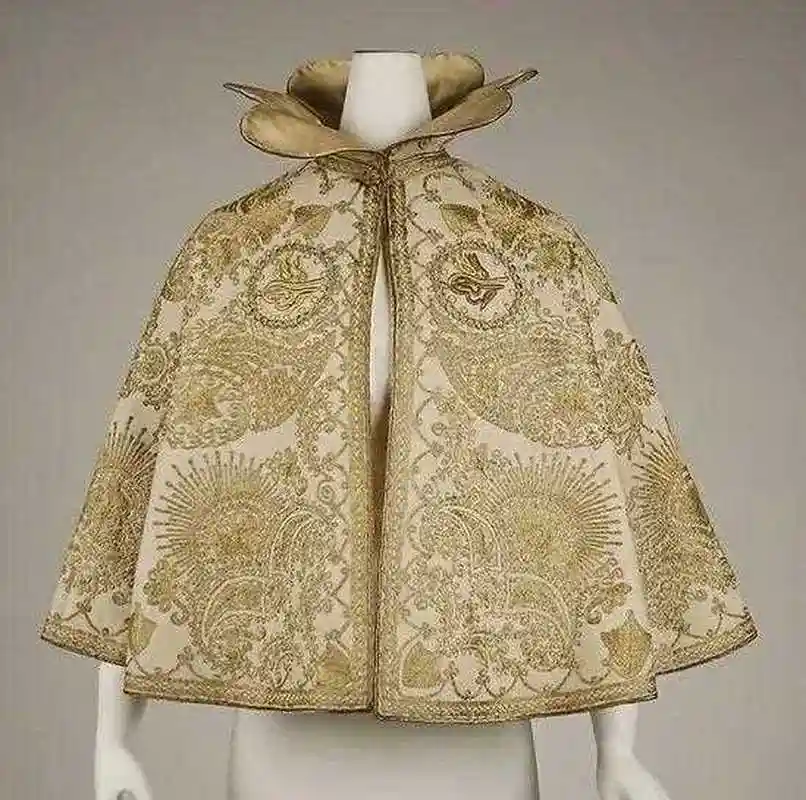 极致繁复的美维多利亚时期的斗篷,有几件放在当今也丝毫不觉得过时呀