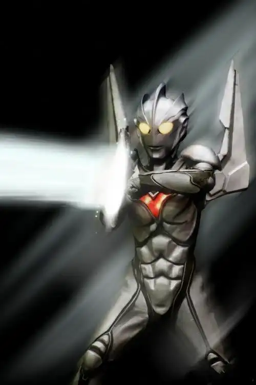 身体为闪耀的银色其背部伸缩自如的"诺亚之翼"使得诺亚拥有穿越空间和