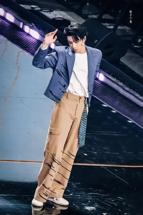 会#76偷偷比耶的小狗机长62腿超长的蓝莓麻薯@时代少年团-刘耀文