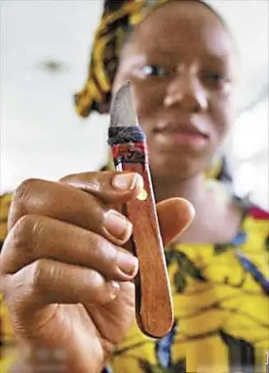 关于女孩割礼的起源有不同说法,但可以肯定的是,割礼对女性的摧残是