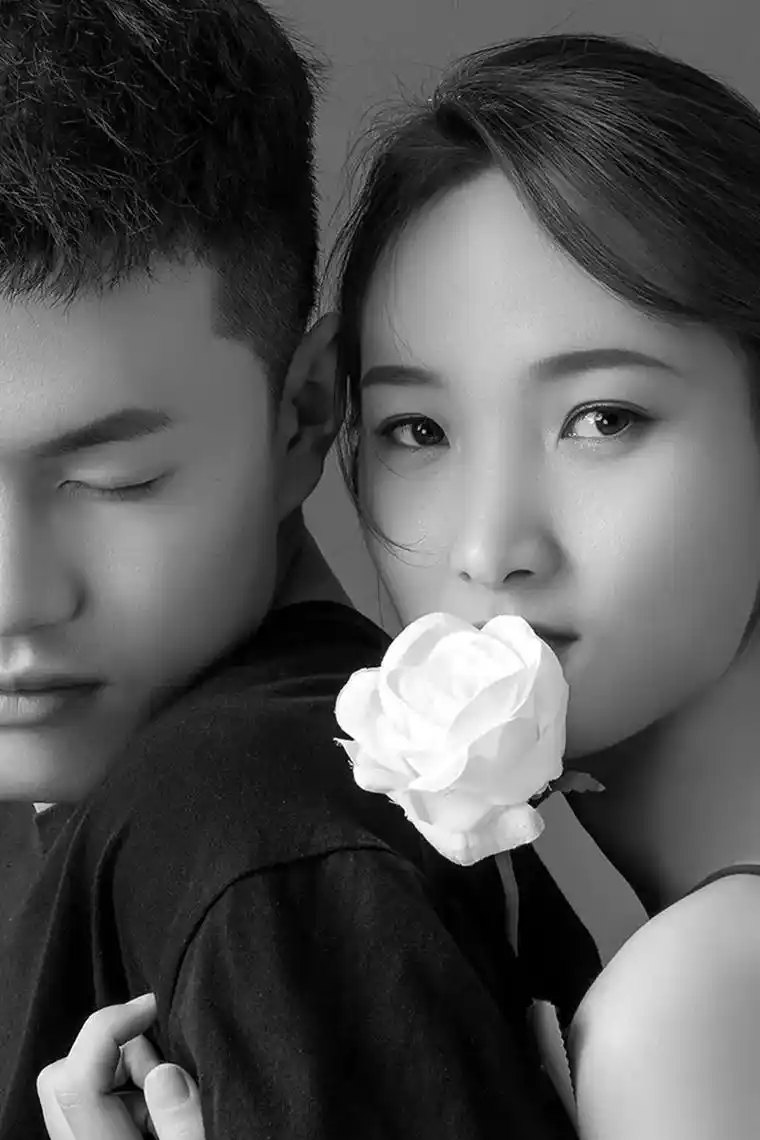 我把你紧紧搂入怀里…这款情侣写真,图片中二人互相依偎,相互对 - 抖