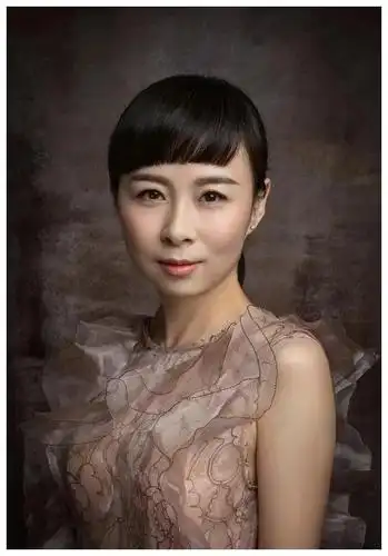 身高165cm,毕业于上海戏剧学院电视艺术系,是东方卫视的节目主持人