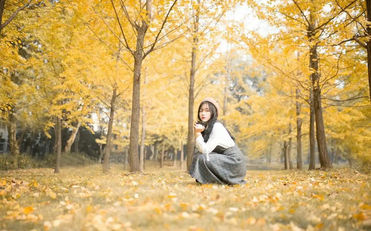 银杏树下的美女图片唯美桌面壁纸