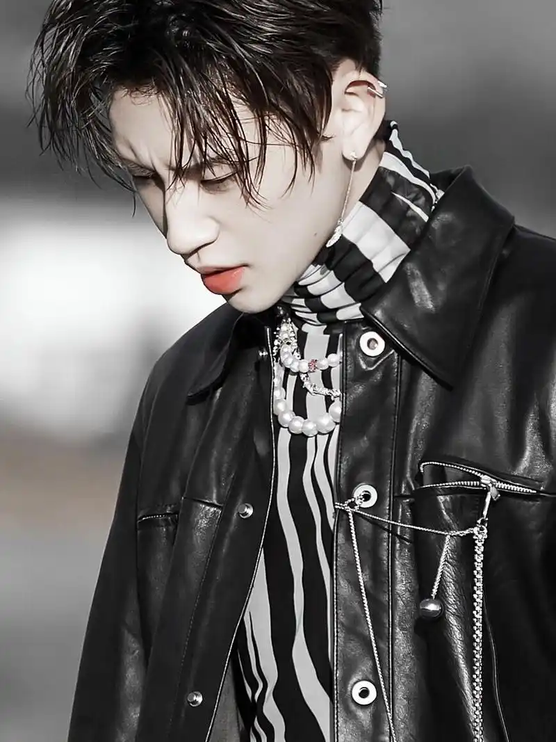 小鬼王琳凯神仙壁纸头像 www这几张鬼哥的壁纸和头像也太爱了