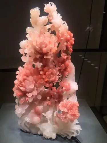 从玉石的历史来看,桂林鸡血玉是大自然赐予人类最美的礼物,也是玉石界