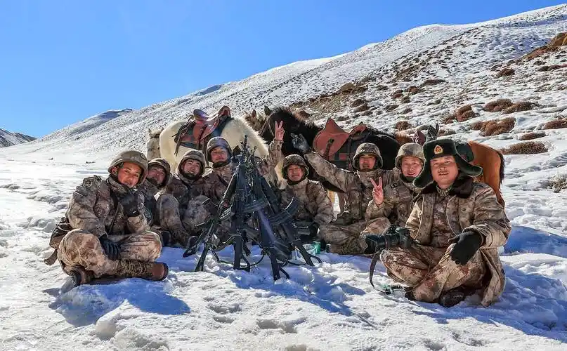 用八年把镜头对准边防战士,他的照片感动无数网友_刘晓东_战友_摄影