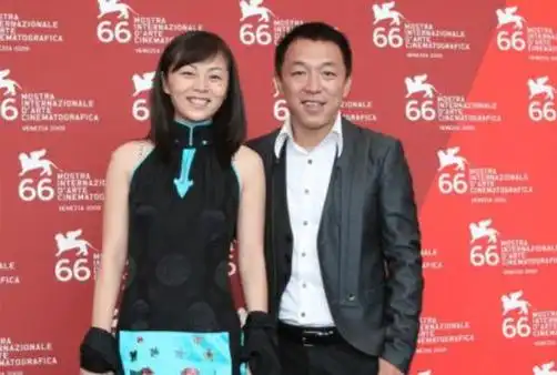 黄渤和妻子小欧是大学同学,两人相恋13年,直到2007年终于迈入婚姻的