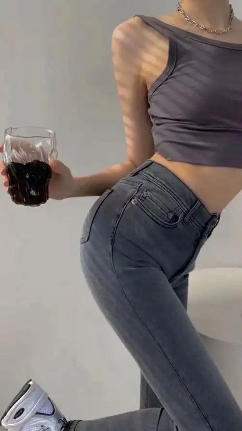 有能激励自己健身的女生身材的壁纸吗?