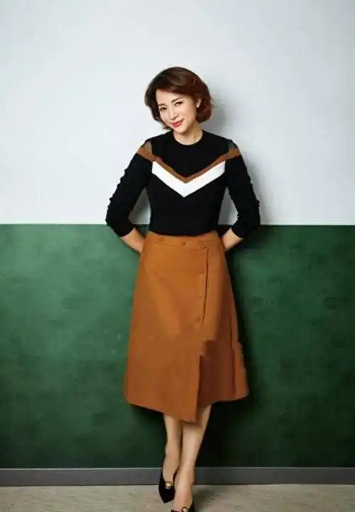 49岁的董卿衣着朴素没有长发不戴金戴银但气质极佳