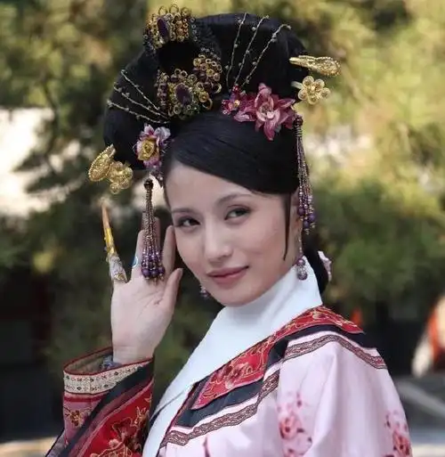 还记得《甄嬛传》里的欣贵人吗,那个无力自保,依仗甄嬛拔刀相助委