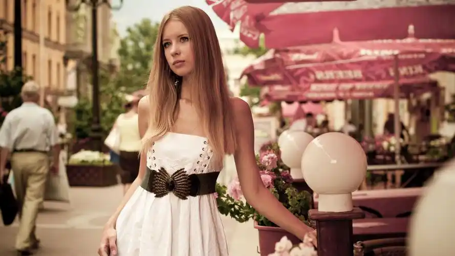 白肤金发的女孩,白色裙子,街道 壁纸 - 2560x1440 qhd