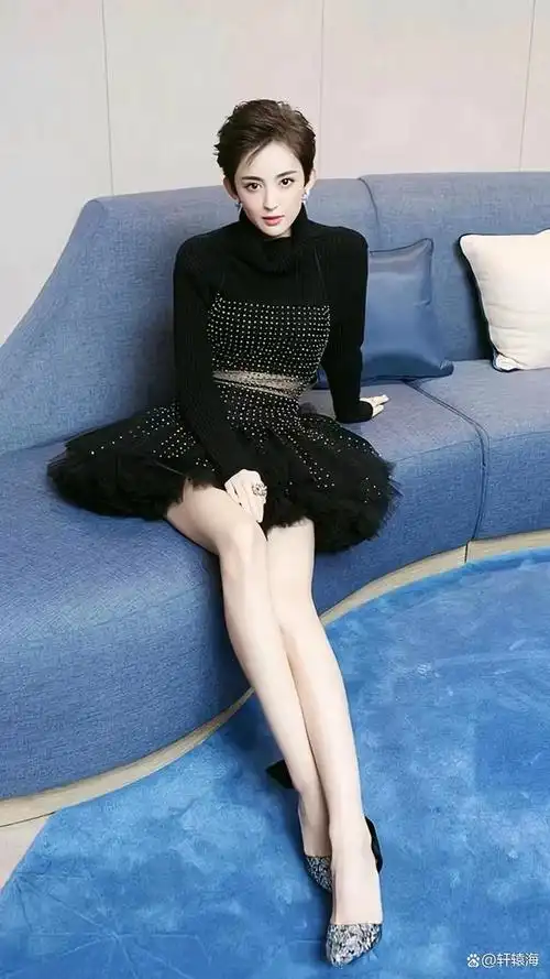 被古力娜扎的穿搭惊艳到了!针织衫配短裙时髦又高级,气质真好!