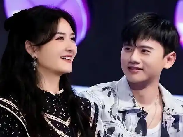 害羞的张杰一下就羞红了脸,而谢娜看着这个羞涩懵懂的男孩,当下就有了