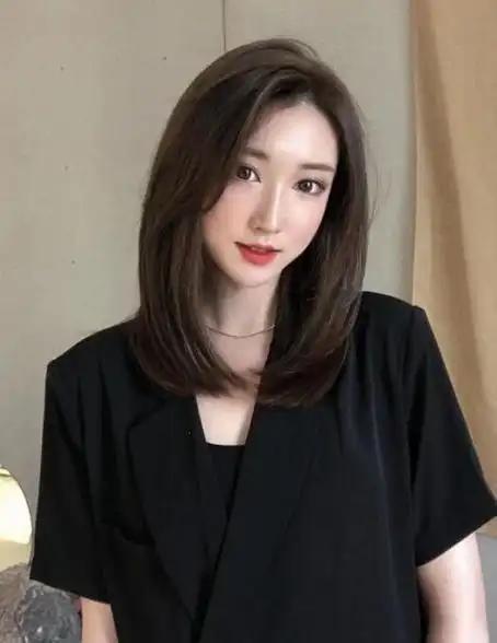 和一些烫发发型相比,这一种不用烫锁骨发发型看起来就是特别的不错的