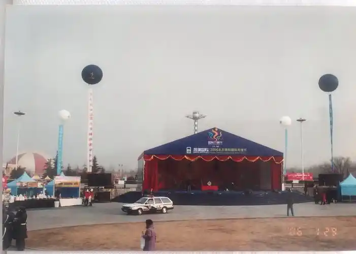 朝阳公园搭建的露天舞台