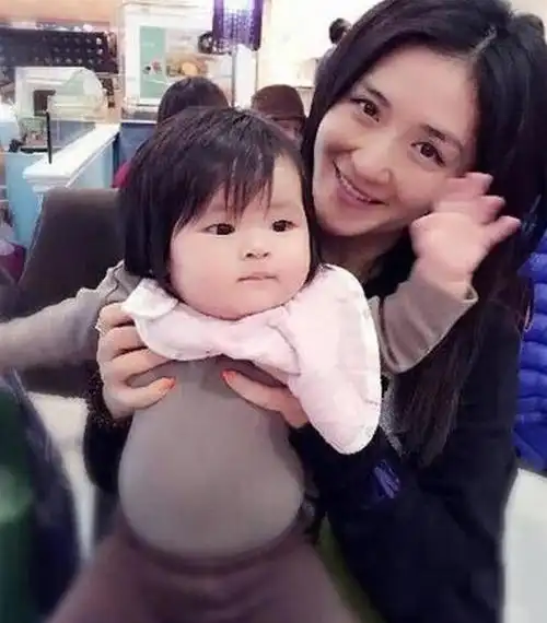 狗仔曝谢娜疑怀3胎摸肚子小心翼翼更多细节被扒引争议