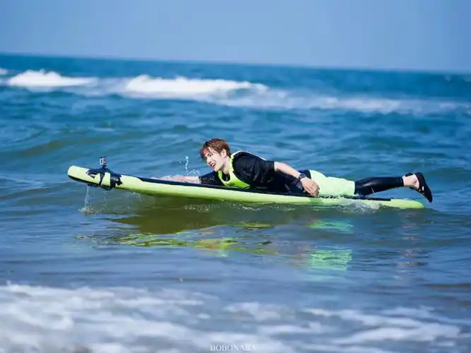 冲浪少年王一博