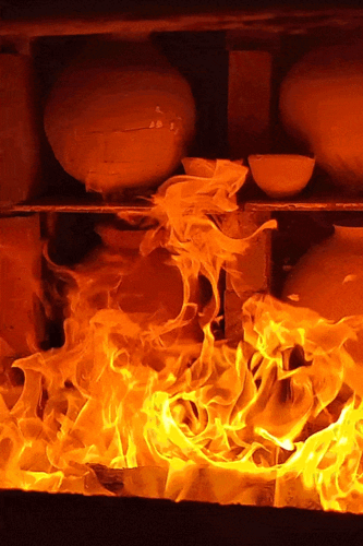 来源:余元枫还原烧的过程里,可以看到窑口的缝隙里有火苗舔舐着外头的