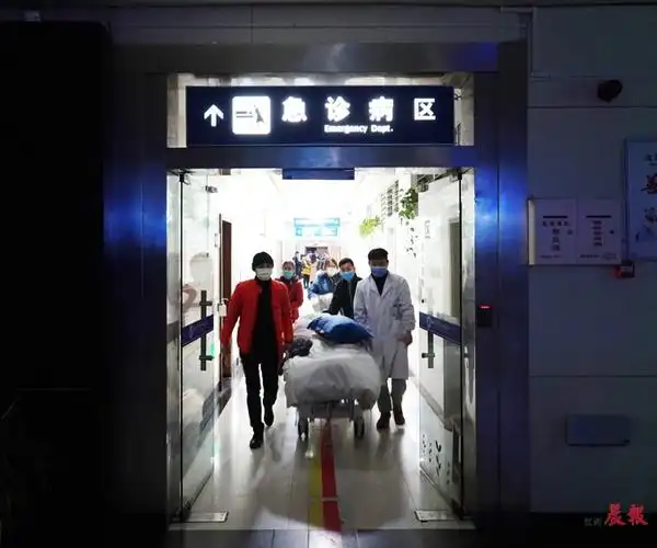 医护人员正准备把一名患者送入抢救室.