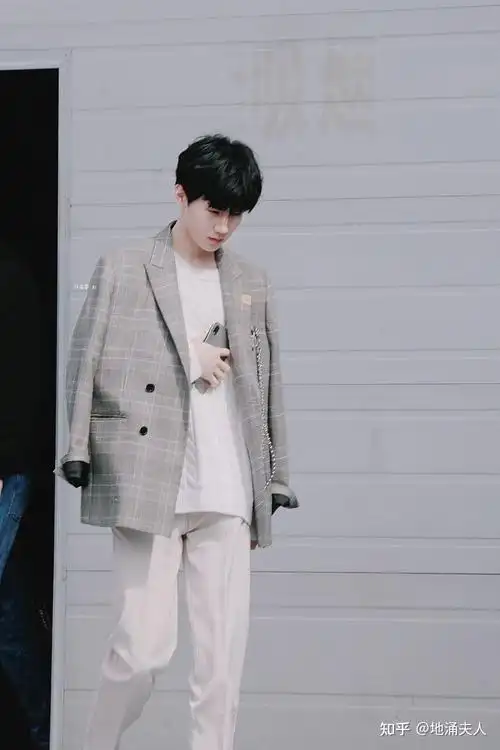 我要做一个张真源人形立牌没有合适的全身照求各位糖姐帮忙谢谢很想要