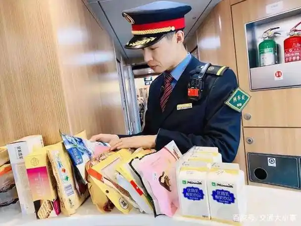 董理吉,一个家在东北,连续四年都没能回家的列车长,今年,他又一次"