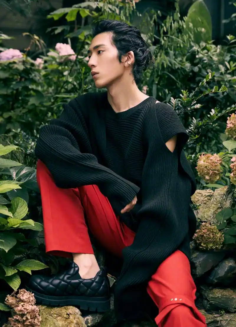 井柏然一改往日清新风格,尝试忧郁公子风,梳起长发文艺十足