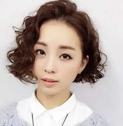 女生从头顶全烫的发型