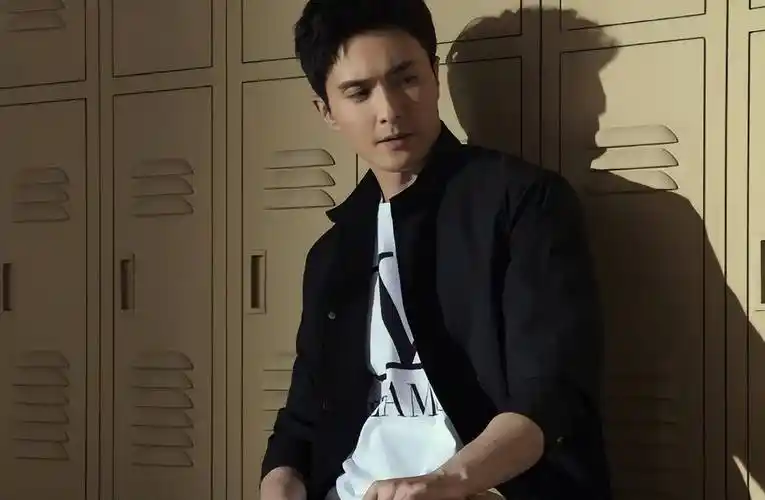 中"东华帝君"就受到观众的一致好评,随后高伟光又出演了《怒晴湘西》