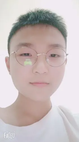 这是我的自拍.八年级我要更加努力,取得更好的好成绩回报爸爸妈妈.