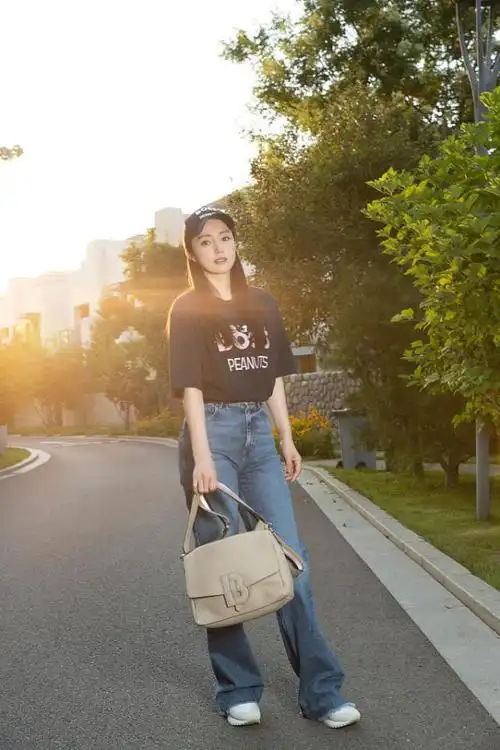董璇拍摄阳光假日穿搭写真t恤牛仔裤搭配邮差包休闲随性