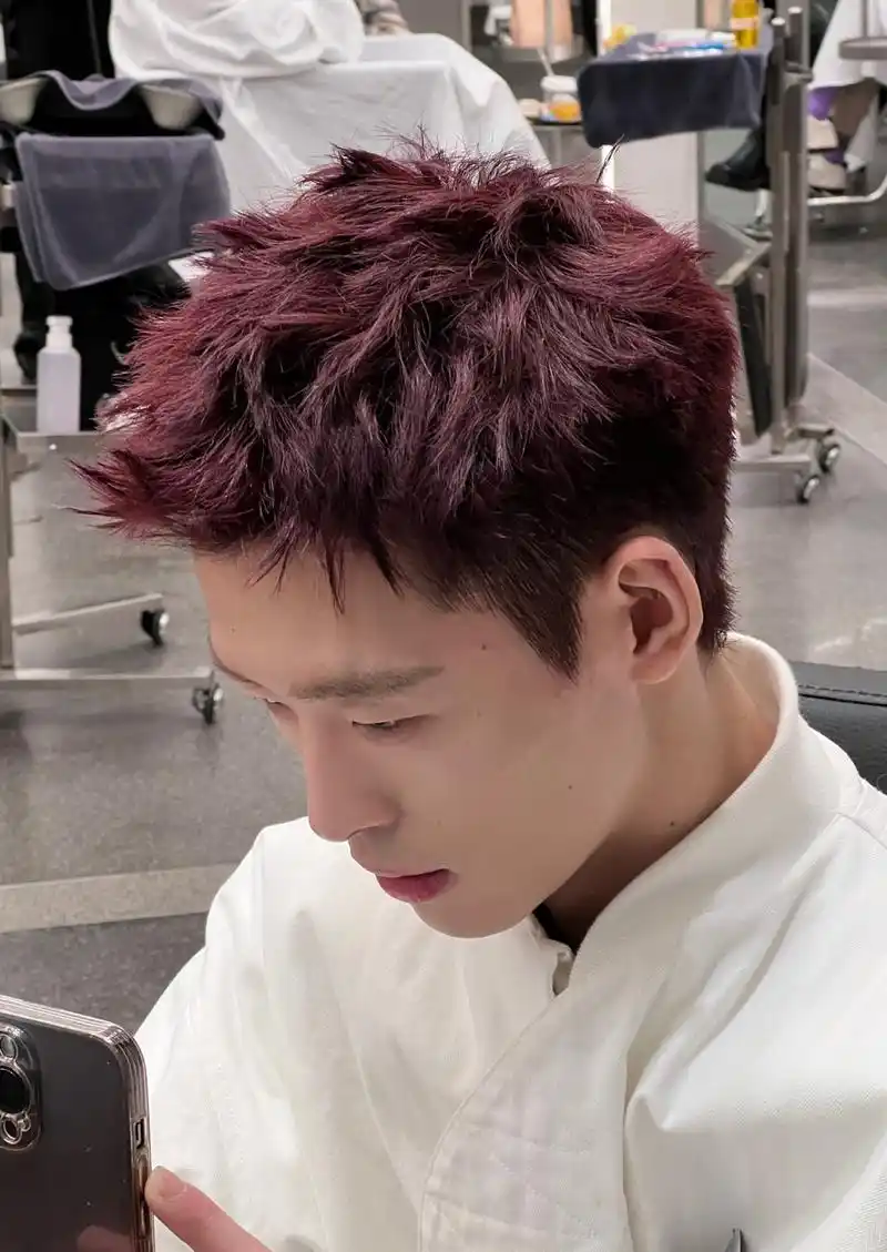 男生巨显白的发色 杭州染发 玫红色前刺发型 干净 清爽 阳光  不伪娘