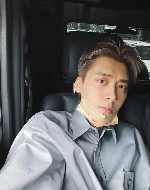 但也有网友发现,微博上疯传的李易峰私密影片,虽然男主角的发型,痣的