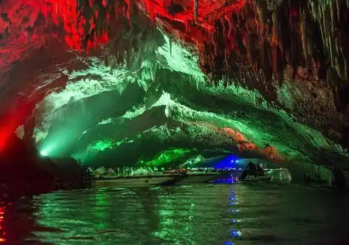 这个世界最长可连续乘船的地下暗河,里面是什么样子的?