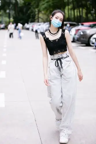 宋茜现身街头快闪路演活力演绎夏日清爽穿搭