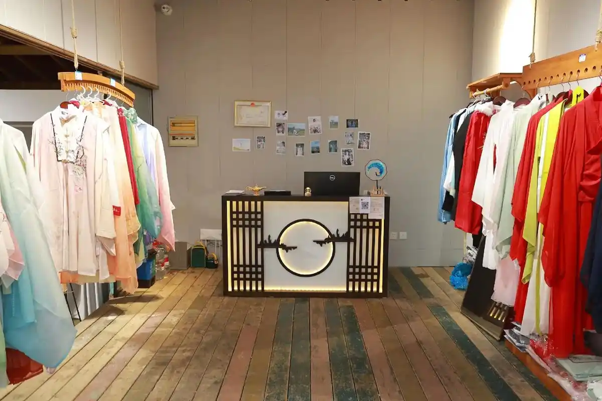 云上草原,有家汉服体验馆.地点:安吉.云上草原霍比特小 - 抖音