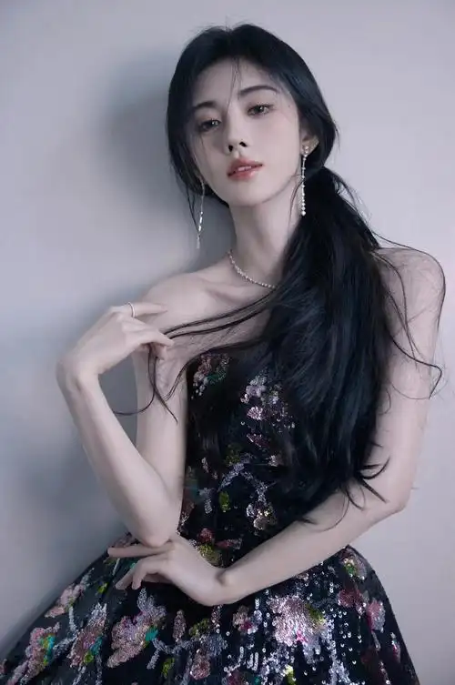 鞠婧祎黑纱满绣礼服突出性感,凹出满屏骨感诱惑!