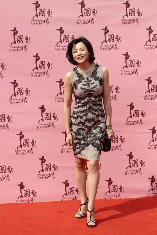 董卿放开了真风骚穿紧身蕾丝裙走红毯换了波波头变化真大