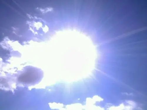 中午出门吃饭,抬头一看:火辣辣的大太阳呀!