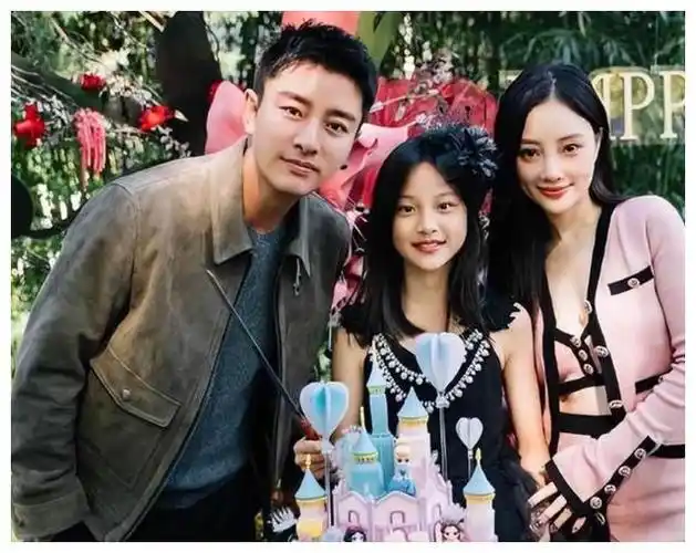 李小璐与小鲜肉热情相拥度假照曝光贾乃亮逐渐离过去