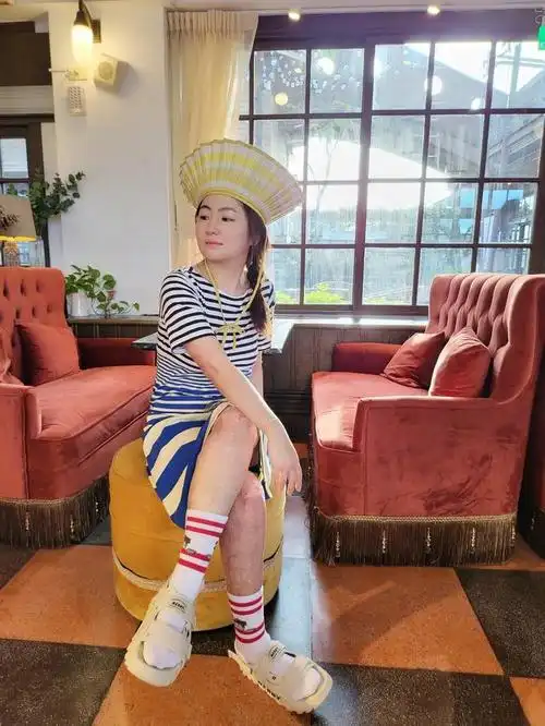 selina今年去台南渡假四十多岁就戴上了一副眼镜手肘有伤疤