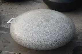 黑色的棋子形状石头