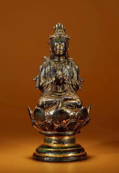 从现存的造像实物看,辽代佛教造像存世稀少,而10公分以上金铜佛像则极