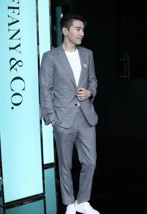 赵又廷又高又会穿,180cm穿西服帅气十足,内搭白t恤秀出好身材