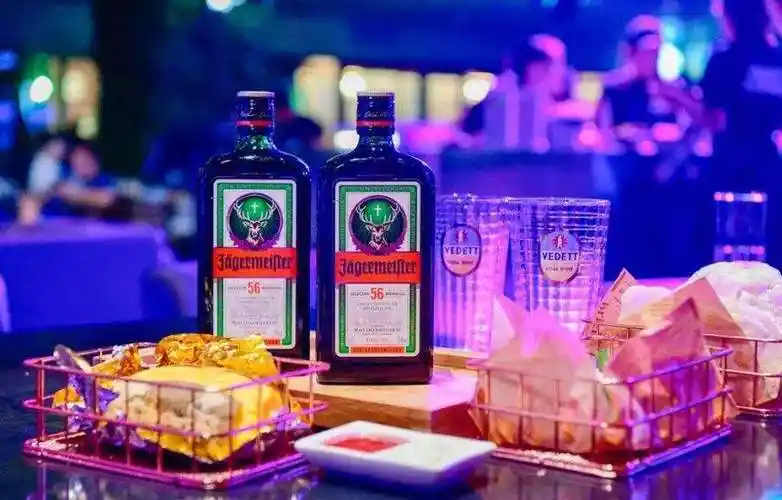 当然还有一些不可公开的植物成分,总之野格是现在年轻人在酒吧中非常