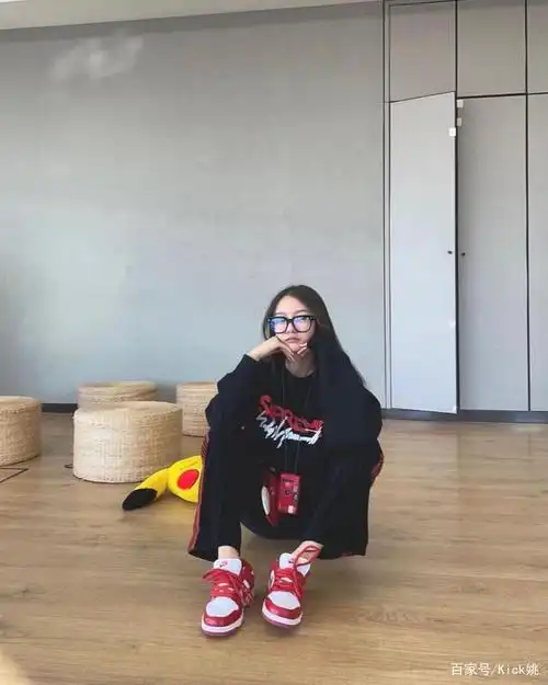 16 岁就有「名牌包墙」!上海小网红周巴黎超狂炫行头大公开