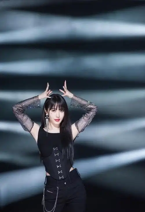 在明星当中,李菲儿就把黑色的服饰驾驭得很好,既可性感撩人,又可帅气