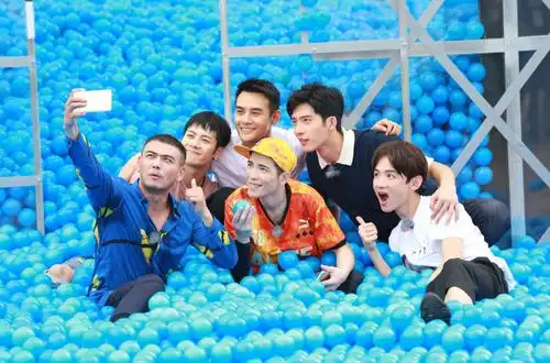 杨烁欧巴从内而外的男性魅力让人不得不花痴,而《我们战斗吧》的福利