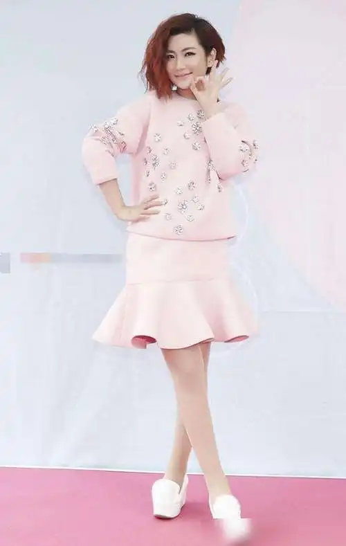 任家萱终于走出来了大方穿短裙秀腿可看到她膝盖的我心都碎了