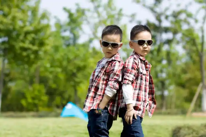 双胞胎儿子一个是我亲生一个不是,知道真相后我坚决与老婆离婚