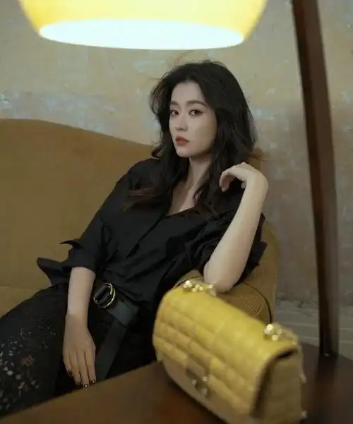 30岁乔欣晒新年照,一袭黑色抹胸高开叉长裙,妩媚优雅又迷人!